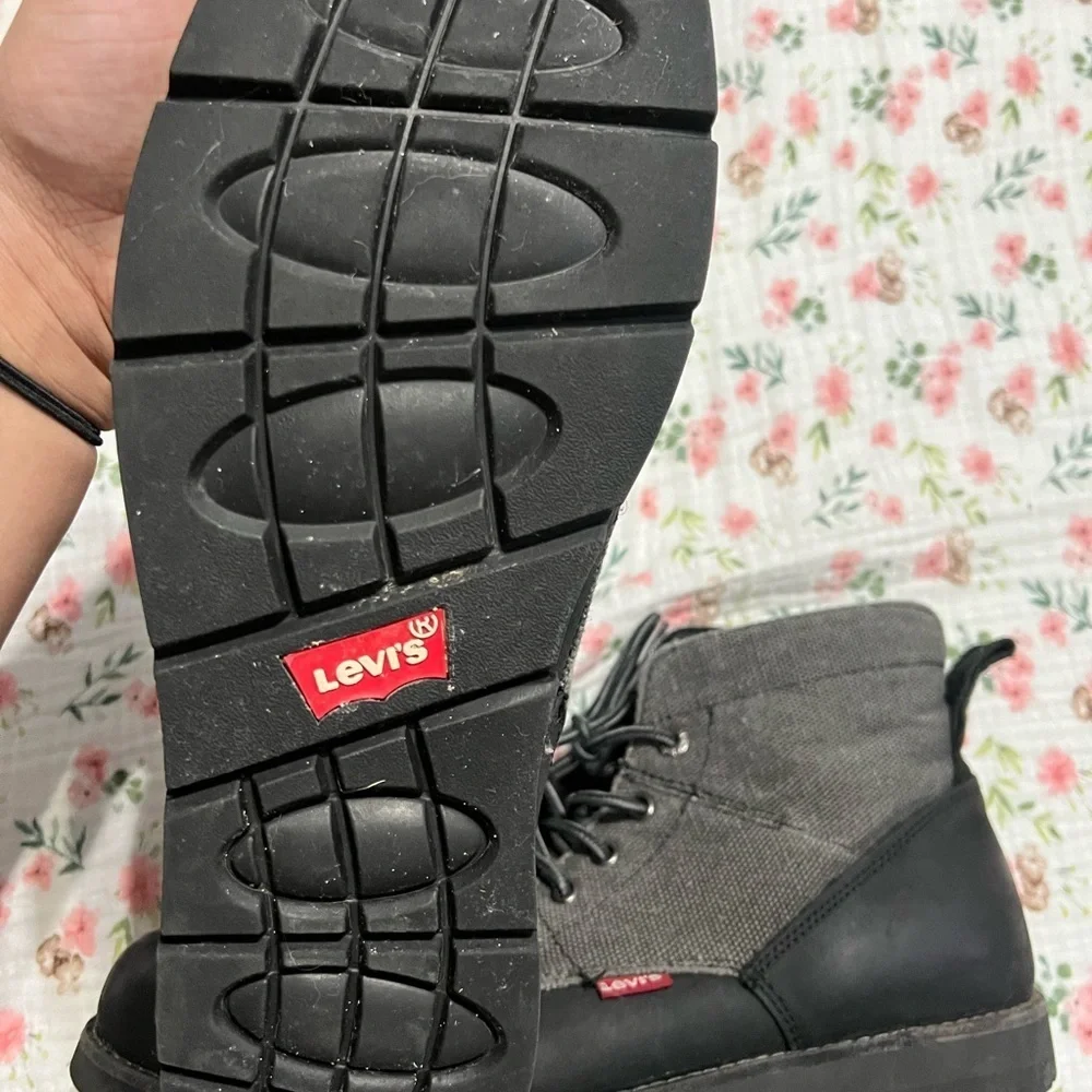 Levi's Men's Black and Gray Boots